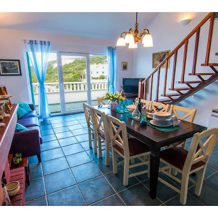 Inviting 7-Bed Villa In Maslinica *